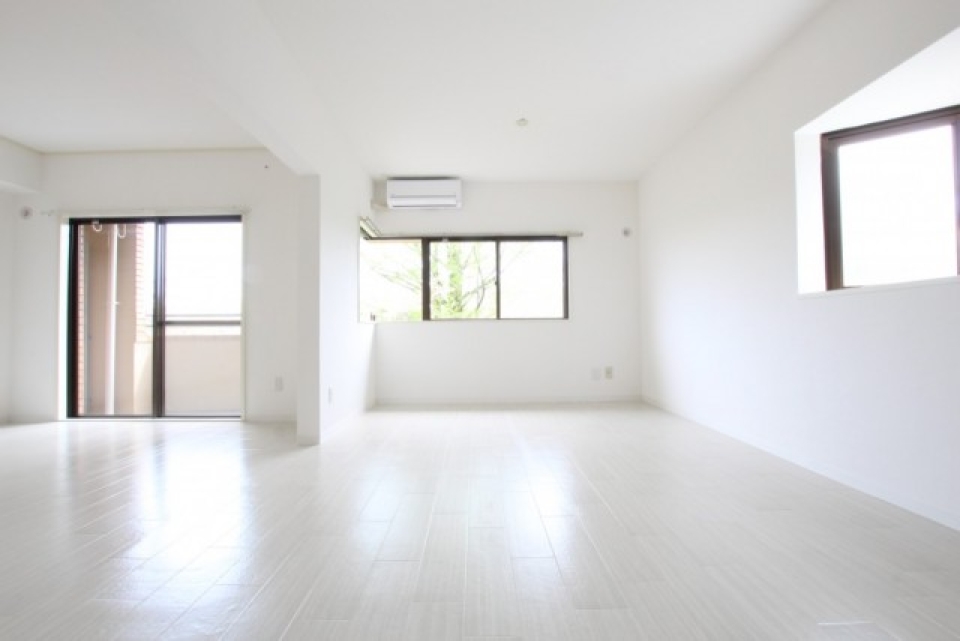 そんな自然絵画が楽しめる美術館（リビング）は広さ17帖。