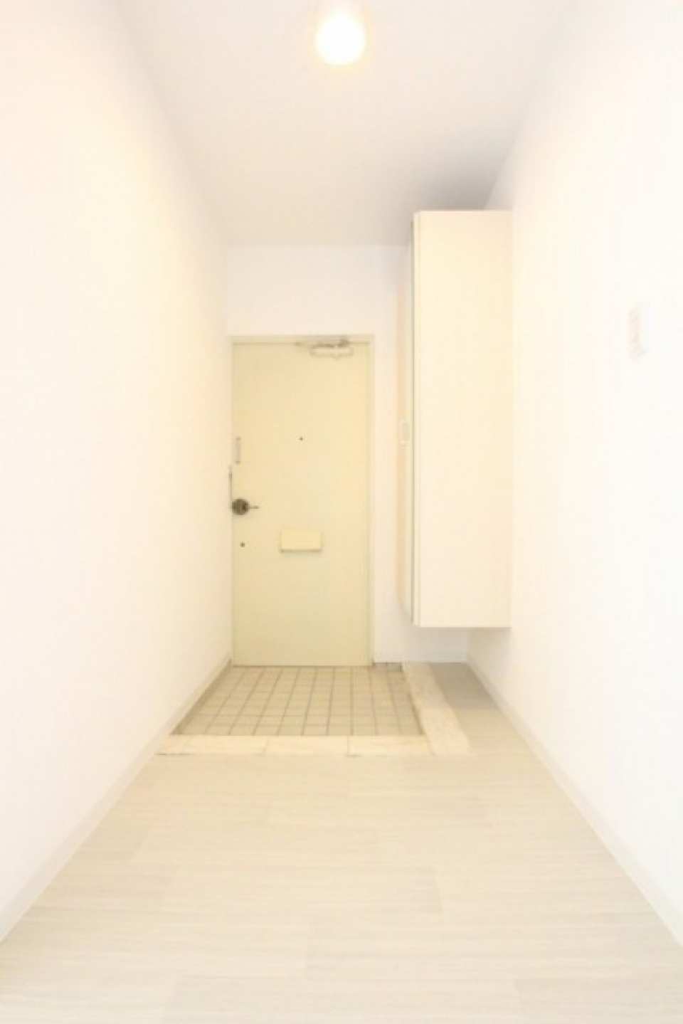 玄関から始まるWhite space。