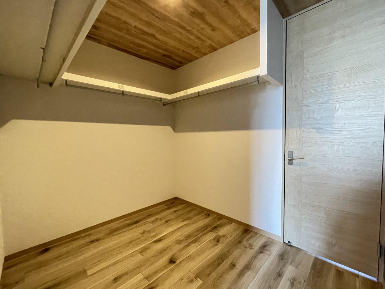 LDKと洋室を繋ぐ大きなウォークスルークローゼット