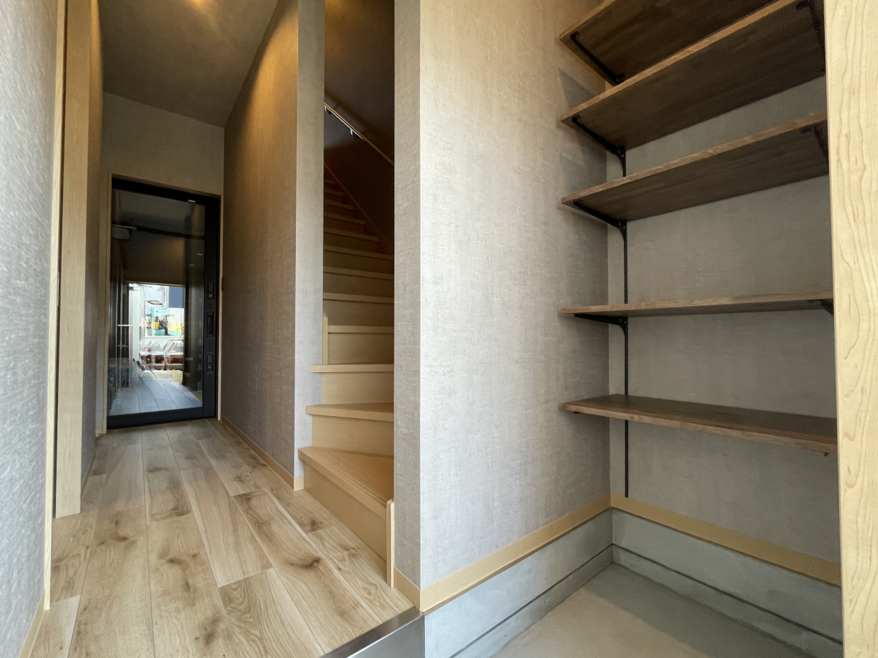 玄関。可動式のオープンシェルフ付き