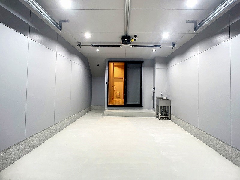 ガレージ奥から室内に入れます