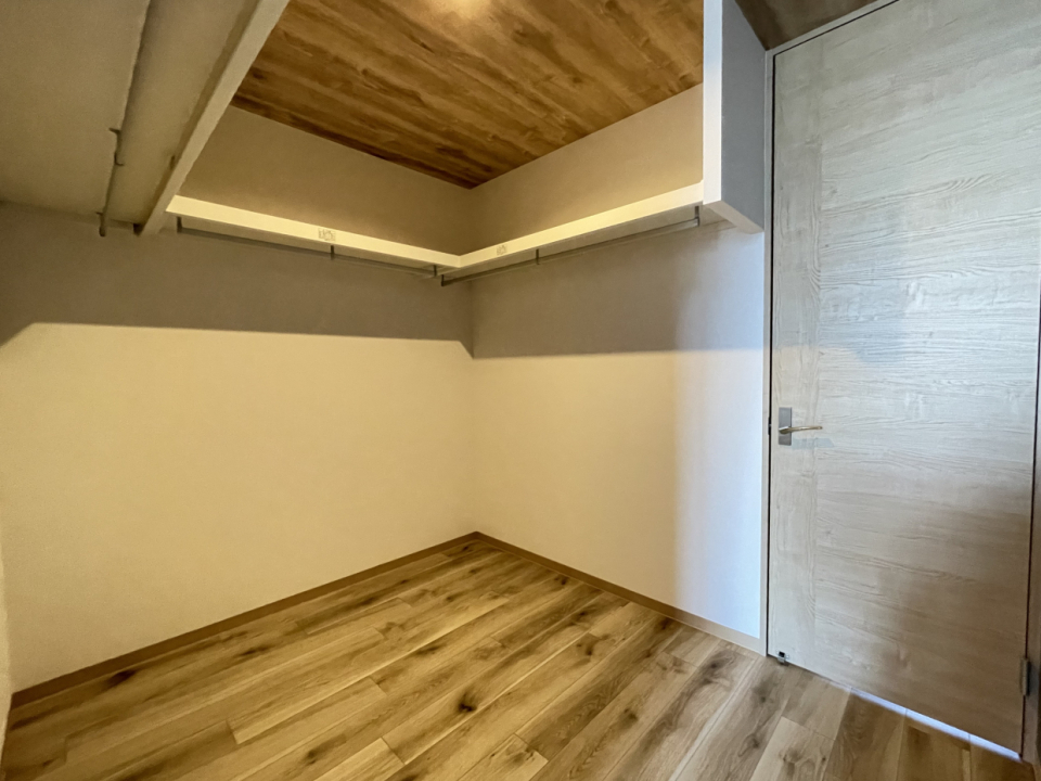 LDKと洋室を繋ぐ大きなウォークスルークローゼット