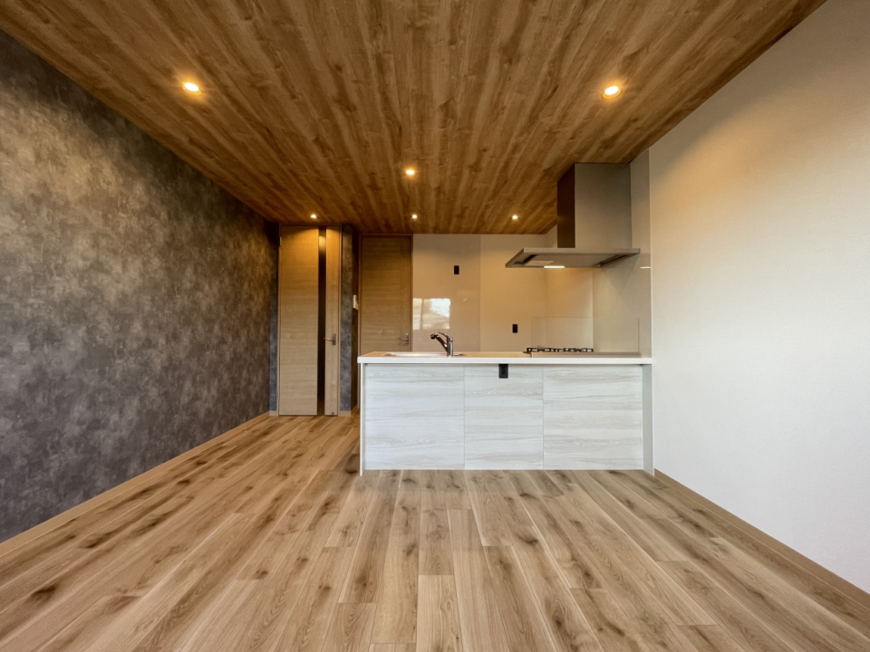 オーク材風の天井とフロアにダウンライトが落ち着いた雰囲気