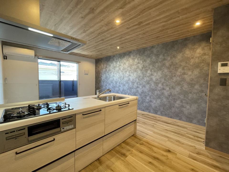 モルタル風のアクセントクロスがワンポイント