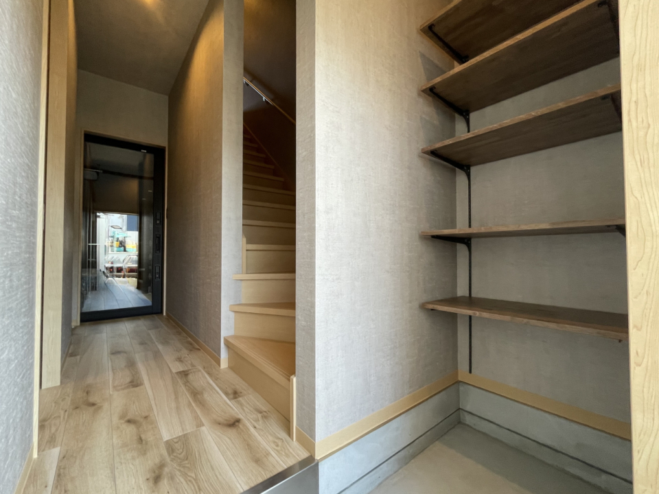 玄関。可動式のオープンシェルフ付き