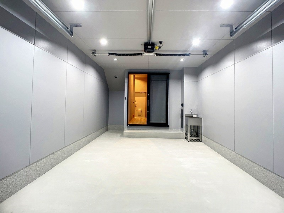 ガレージ奥から室内に入れます