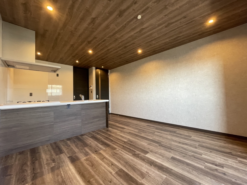 明るい印象のシックなリビング