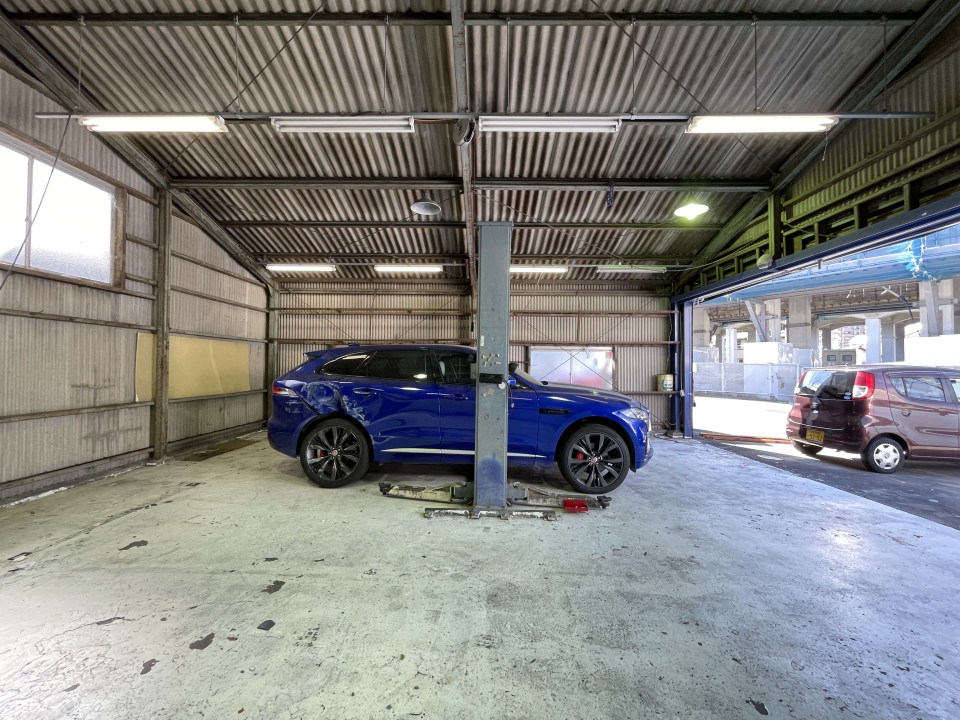 鉄骨がむき出しのインダストリアルな内装がGood!