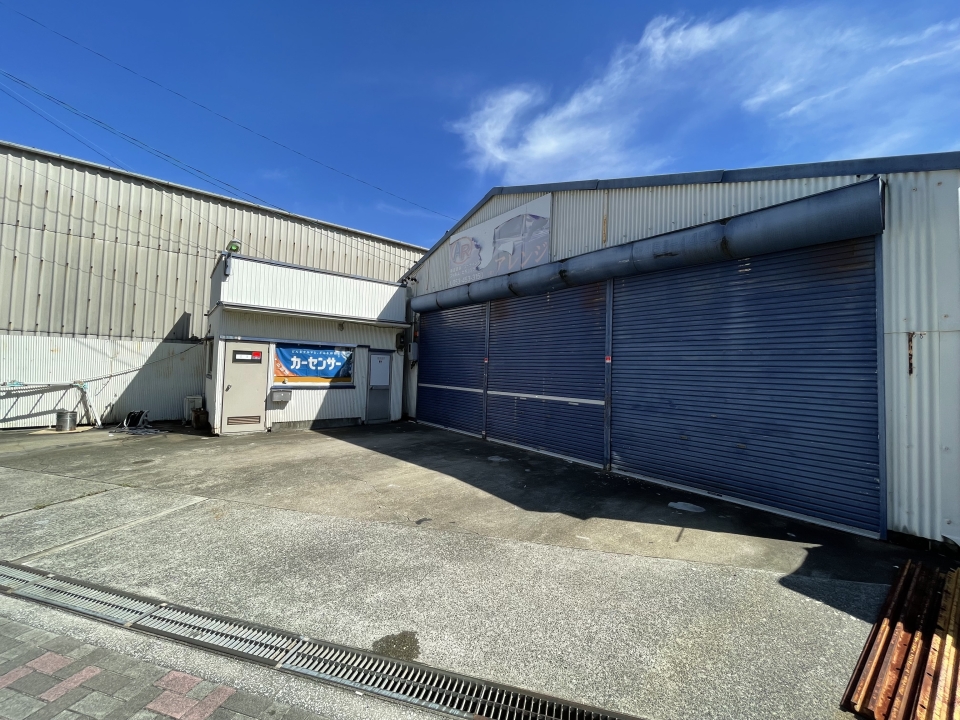 青いシャッターが特徴的な外観。