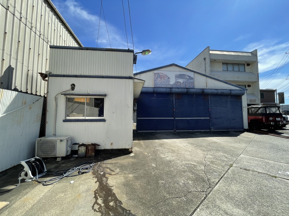 建物前は駐車スペースとして活用できる。