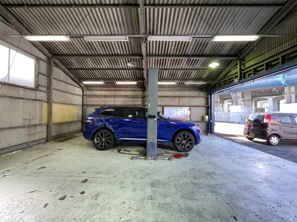 鉄骨がむき出しのインダストリアルな内装がGood!