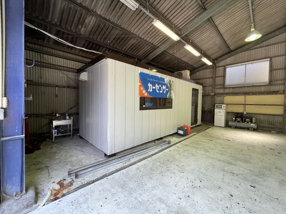 工場内にコンテナハウスが設置されていて事務所として使っていた。