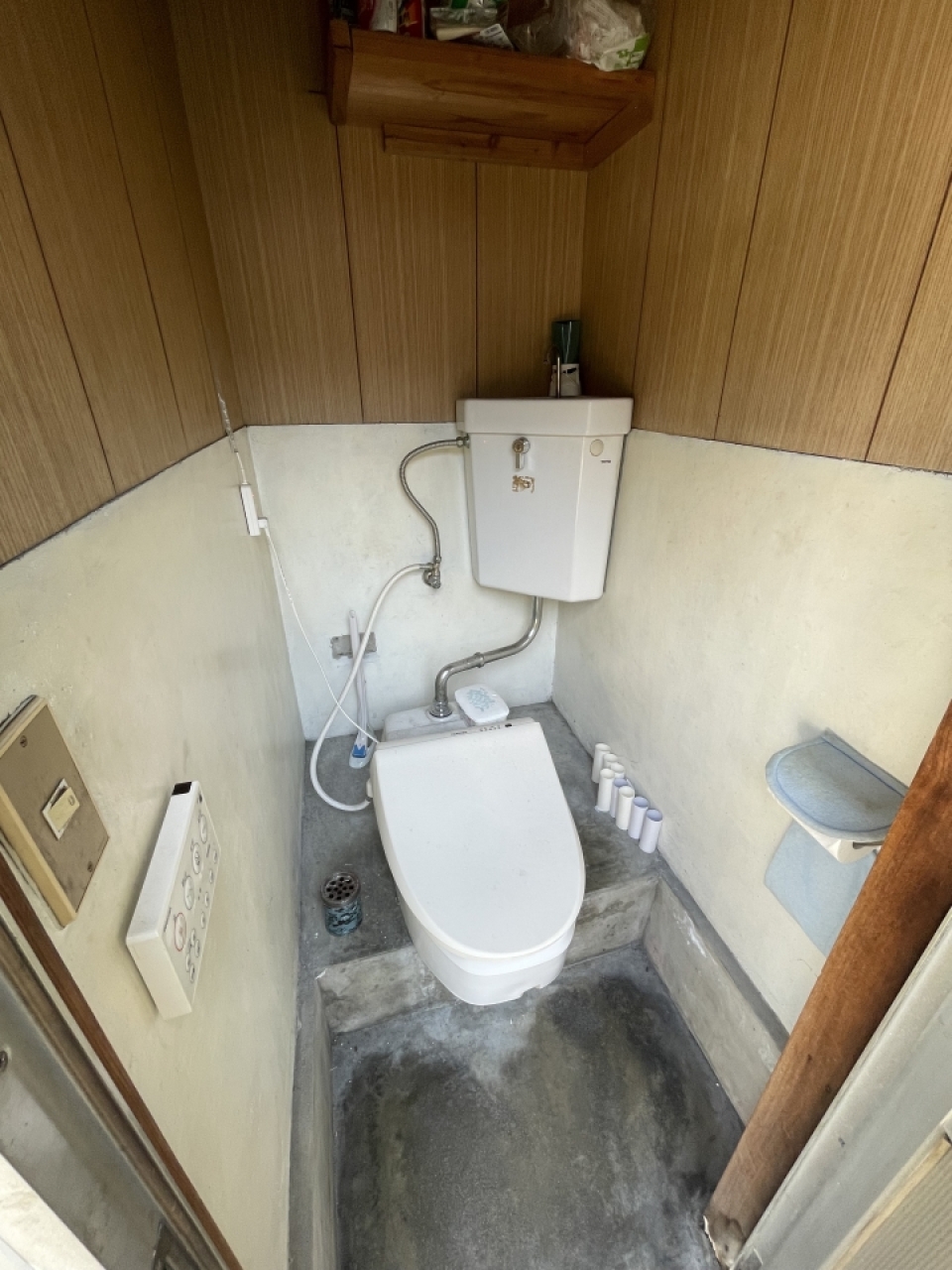 トイレは外にある。古い。