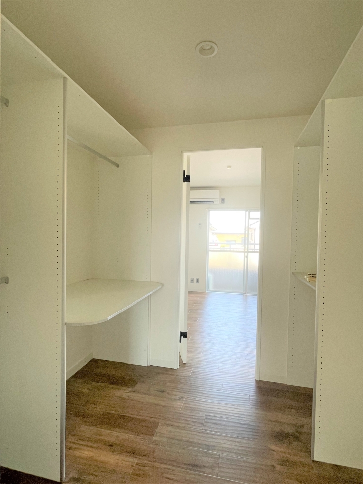 ウォークインクローゼット。各洋室からの行き来が可能です！