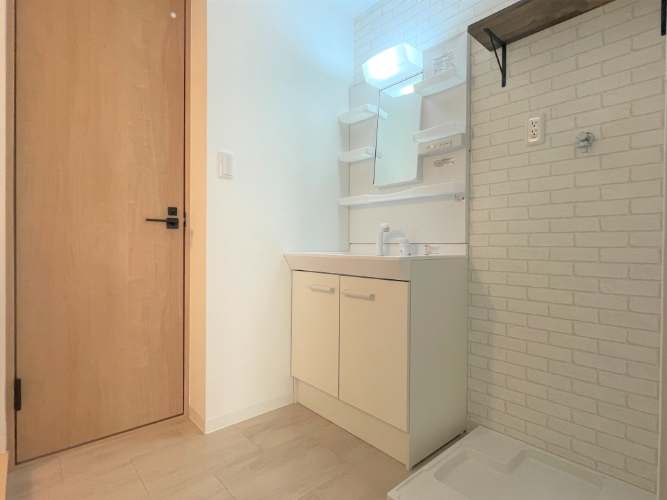 洗面所。洗濯機置場の上には便利な棚付き。