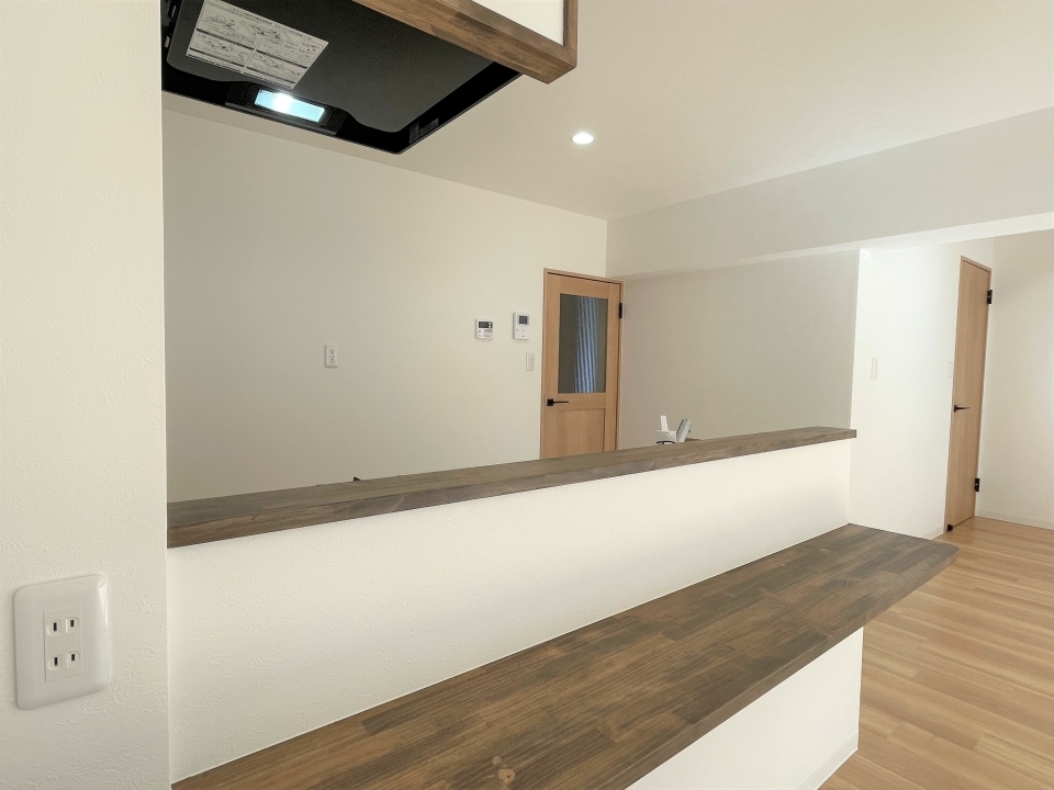 低めのカウンター。ここでさっとご飯を食べることもできます