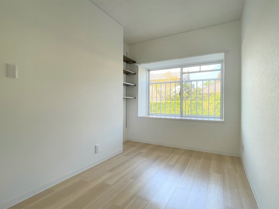 6帖の洋室。棚付きです