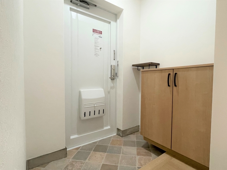 小さめのシューズボックス。その隣には傘立て、小物置き。