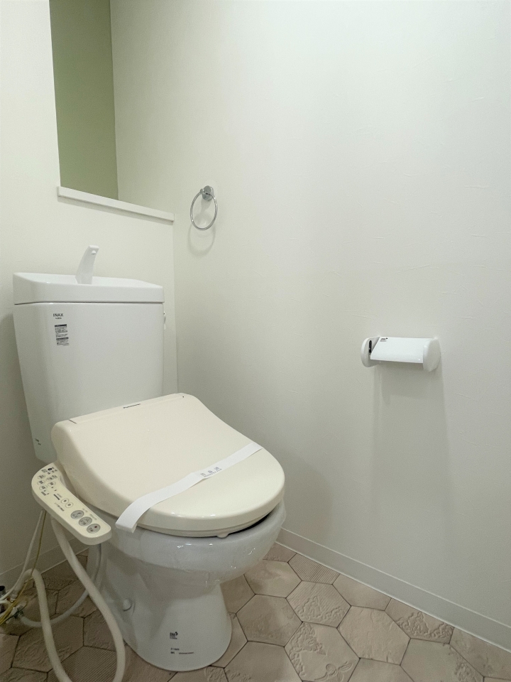 ちょっとした棚付きが便利なトイレ