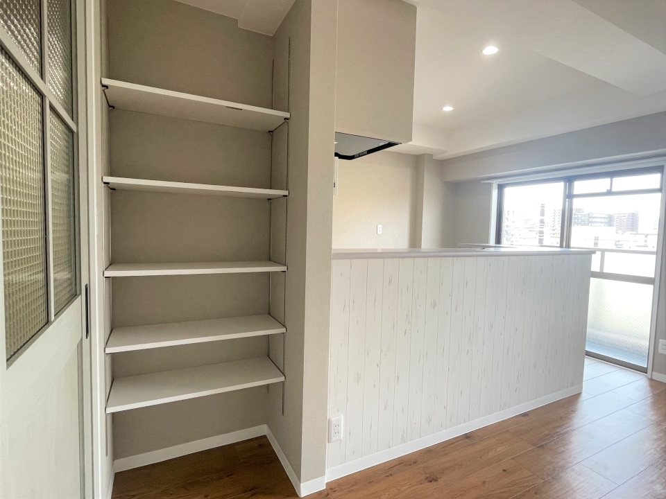 LDK入ってすぐにオープン収納あり