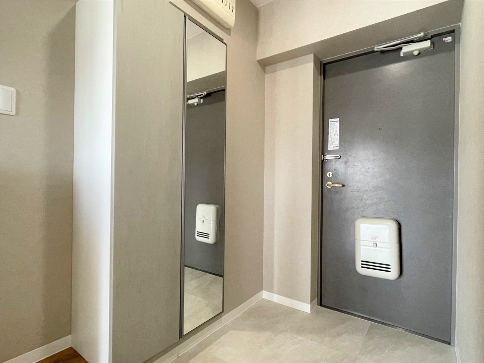 シュッとした玄関。全身鏡付き