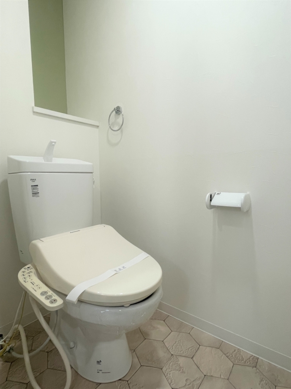 ちょっとした棚付きが便利なトイレ