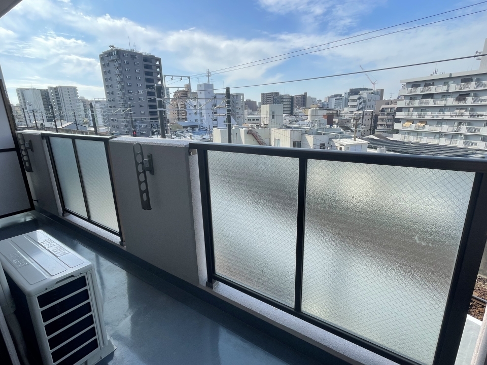 バルコニー。赤電が目下を走っていきます！