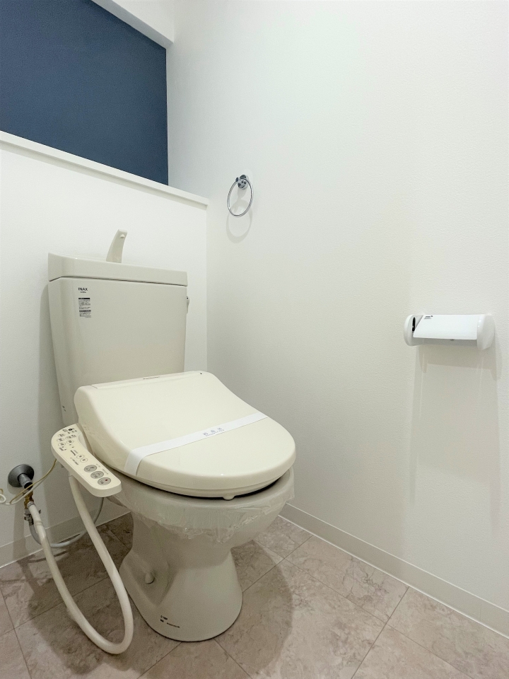 棚付きが便利なトイレ。