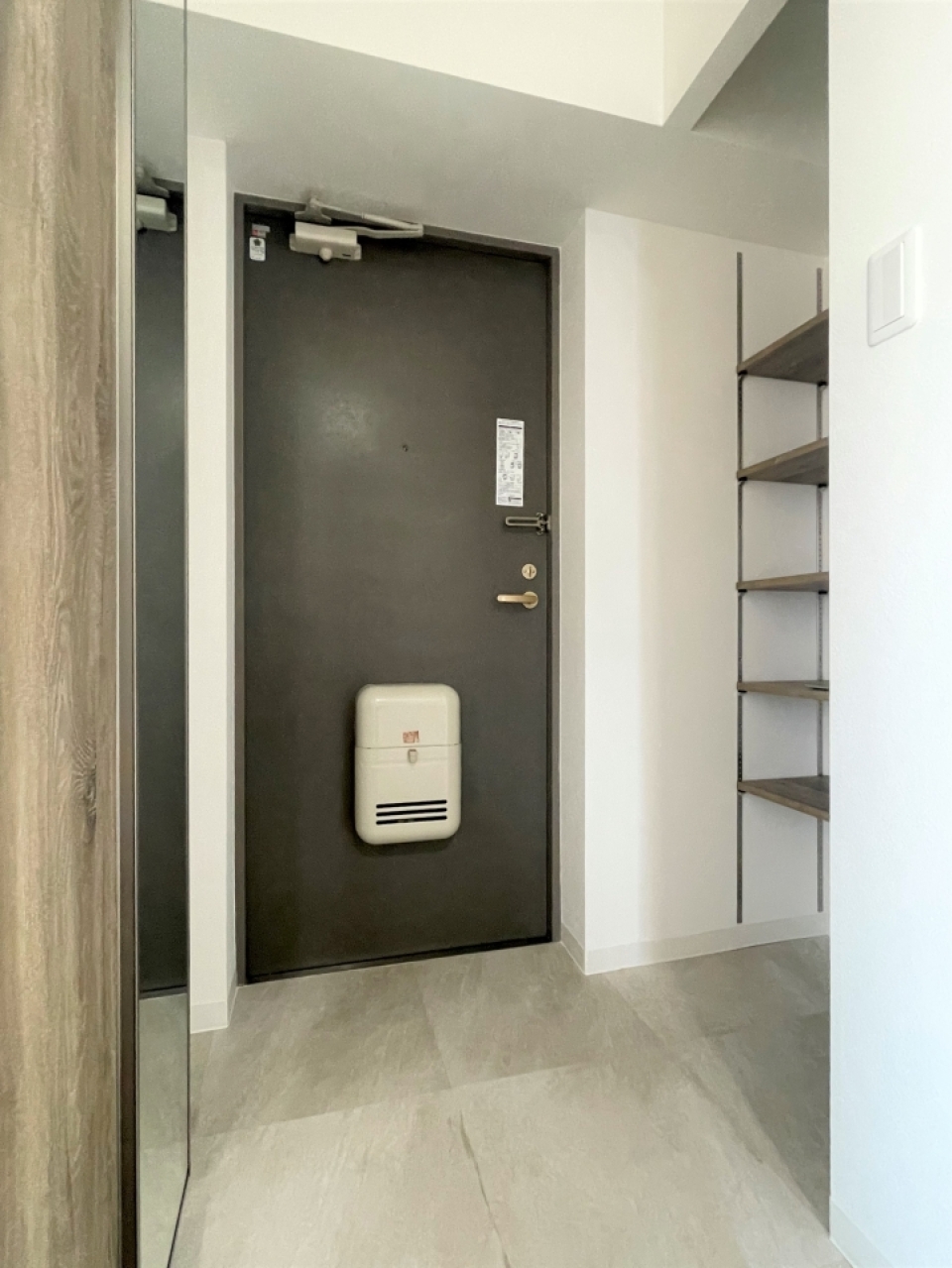 玄関。シューズボックス、可動棚もついています。