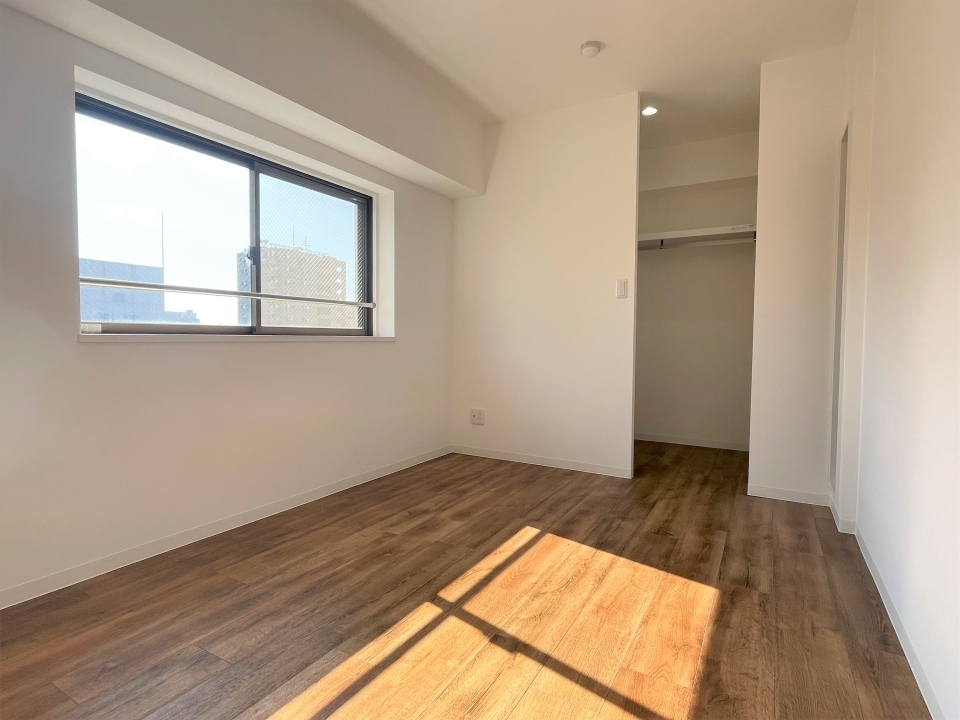 5帖の洋室。太陽の日差しが入ってきてポカポカです！