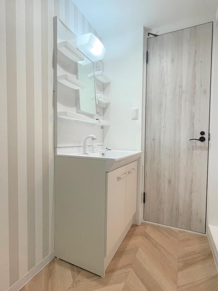 可愛い空間の洗面所。洗濯機置場もあります。