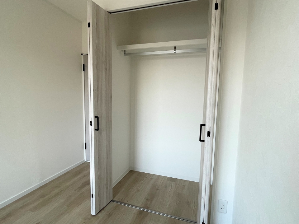 こちらの洋室にも収納あります◎