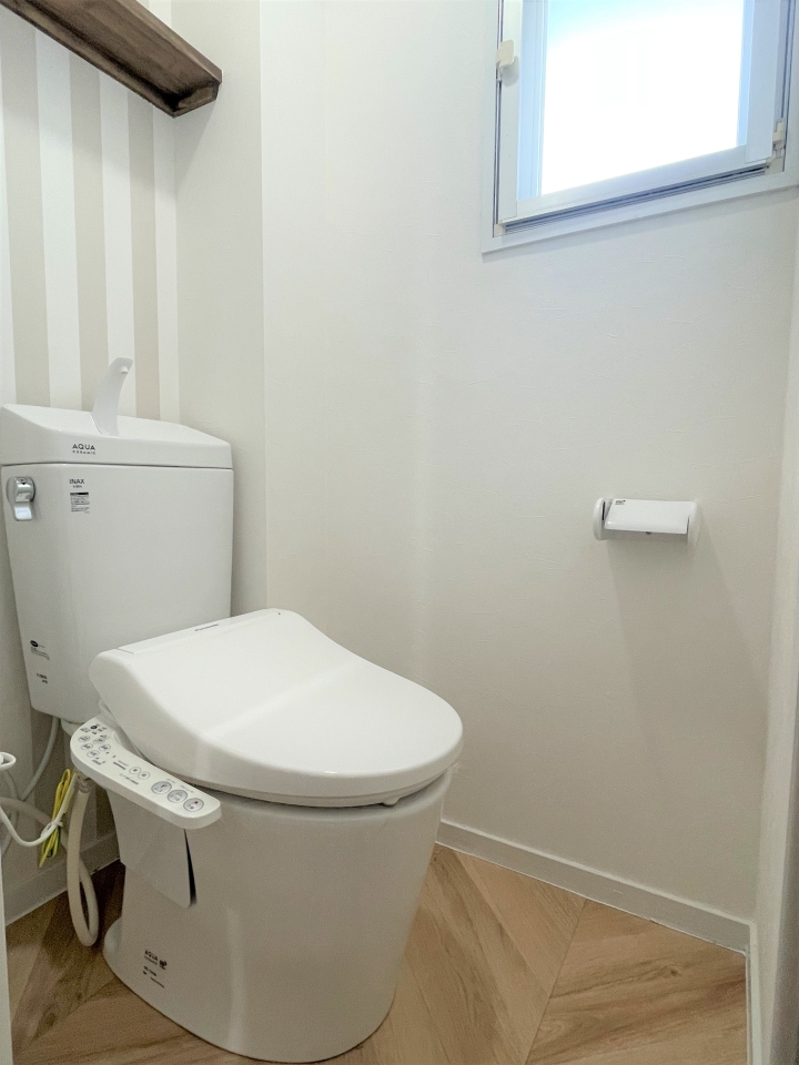 棚と、窓付きで便利なトイレ