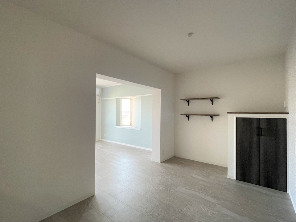 キッチン側からの景色はこんな感じ。収納もあります。