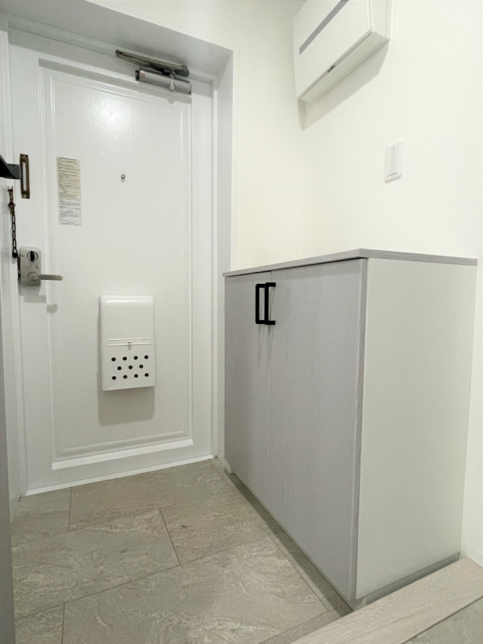 シューズボックス付きの玄関。