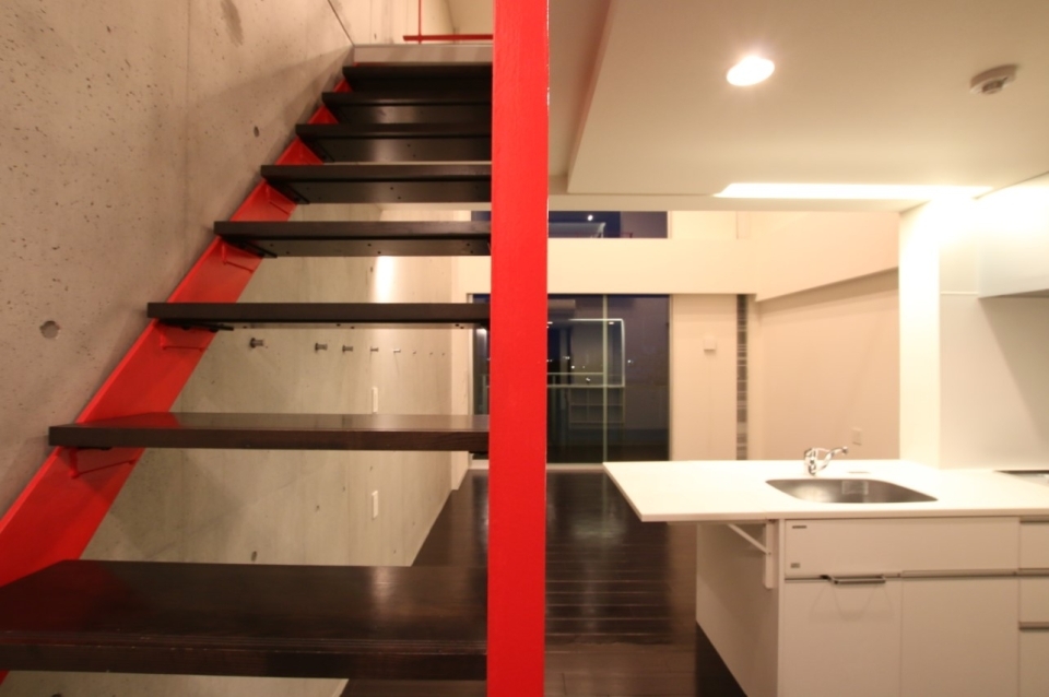 コンクリートに赤い差し色が映える・・・