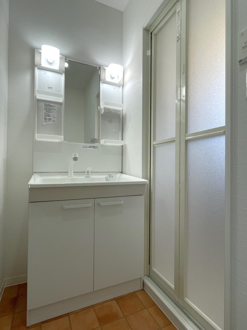 洗面所。後ろには洗濯機置場があります。