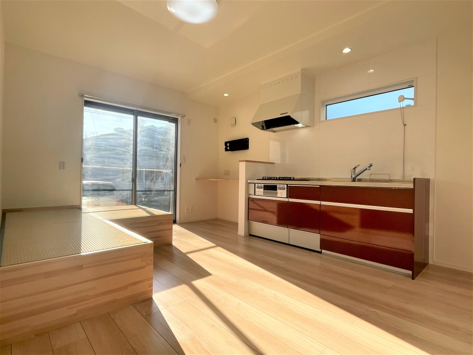 ビビットな赤いキッチンがお部屋によく映える。