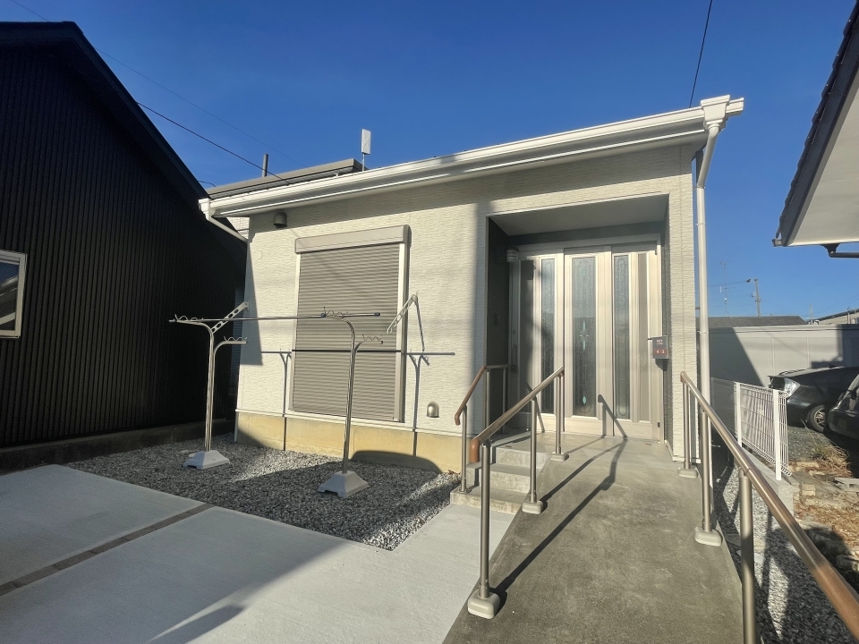 外観。裏手には物置まで完備。