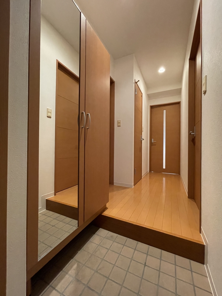 玄関のシューズボックスも収納力大。姿見もありがたい