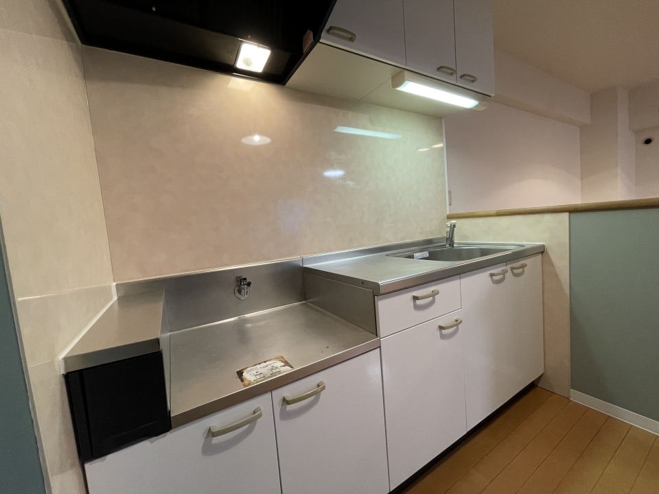 キッチンはシンプルだが、吊り戸収納も付いていてGOOD