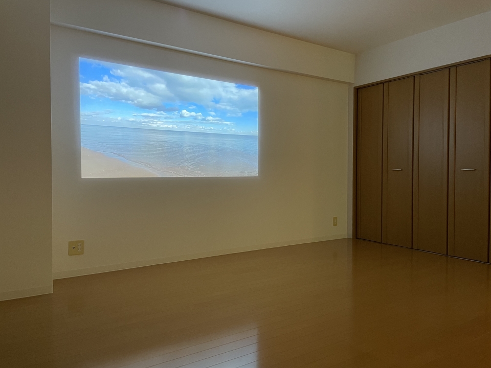 人気のシーリングプロジェクター付き。100インチの大画面で映画三昧