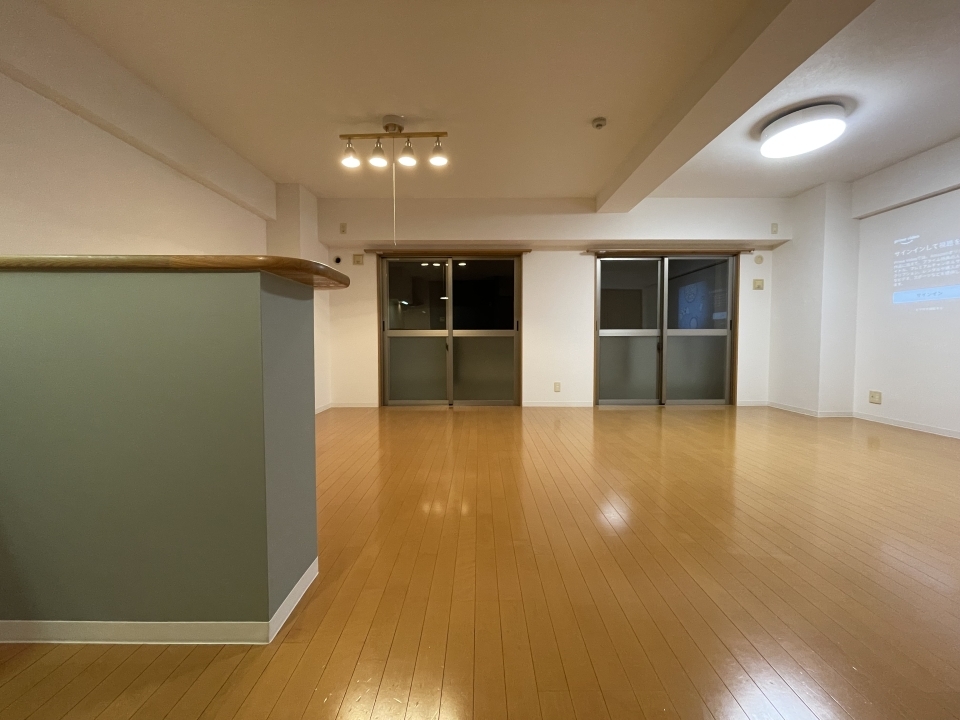 青いキッチンカウンターがお部屋のシンボル