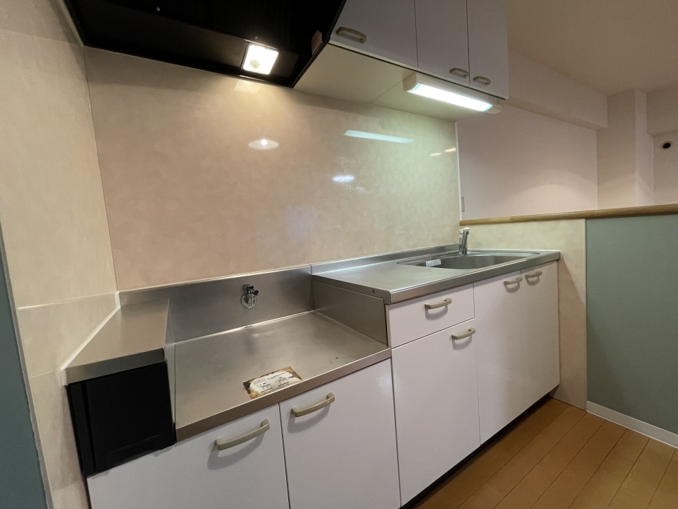 キッチンはシンプルだが、吊り戸収納も付いていてGOOD