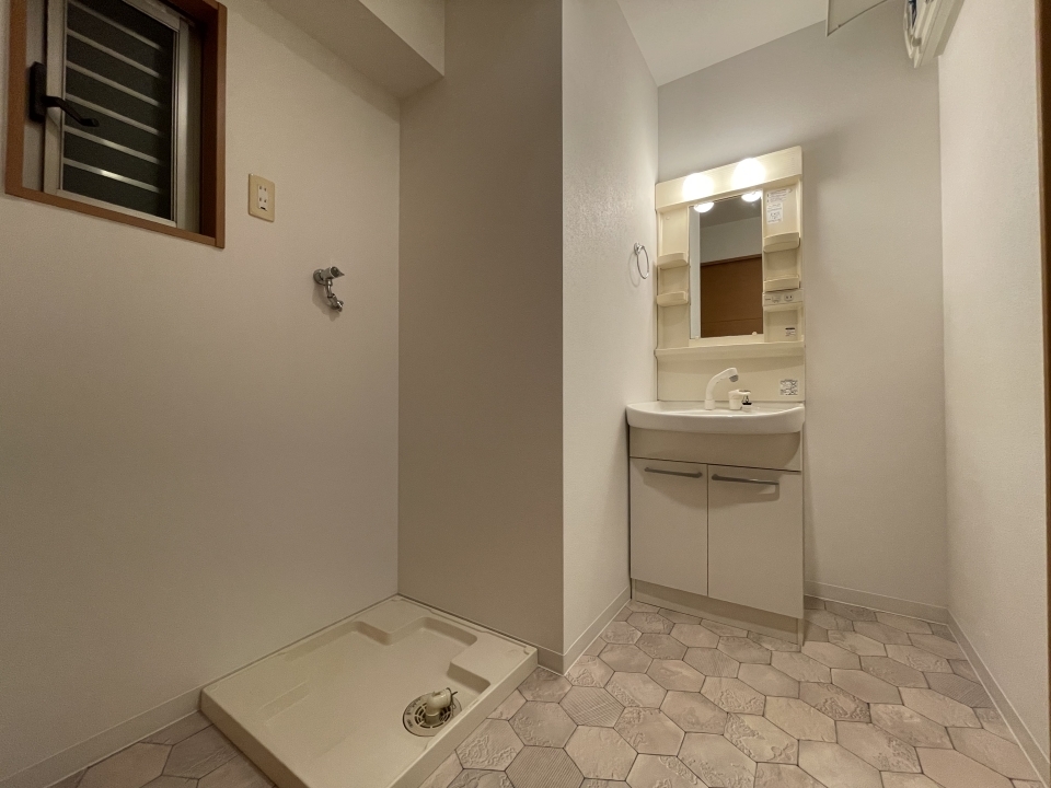 脱衣所兼洗面所は広々