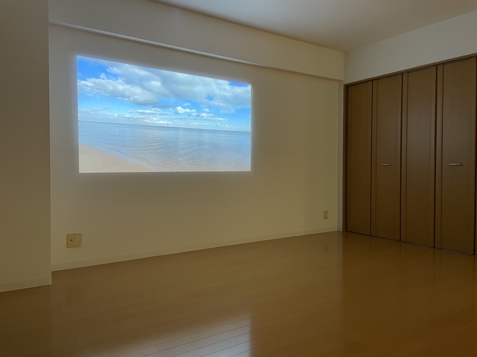 人気のシーリングプロジェクター付き。100インチの大画面で映画三昧