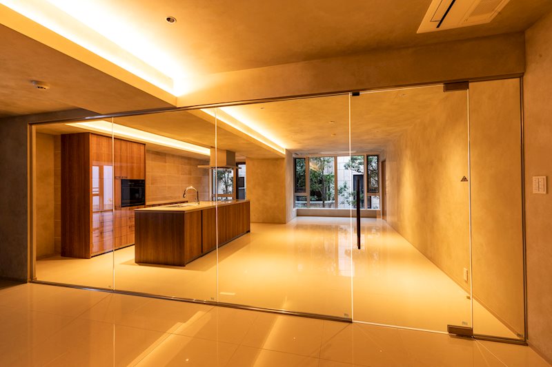 まるで高級スタジオのようなキッチン。リビングとキッチンを分ける扉が用意されている。  ※写真はイメージです。