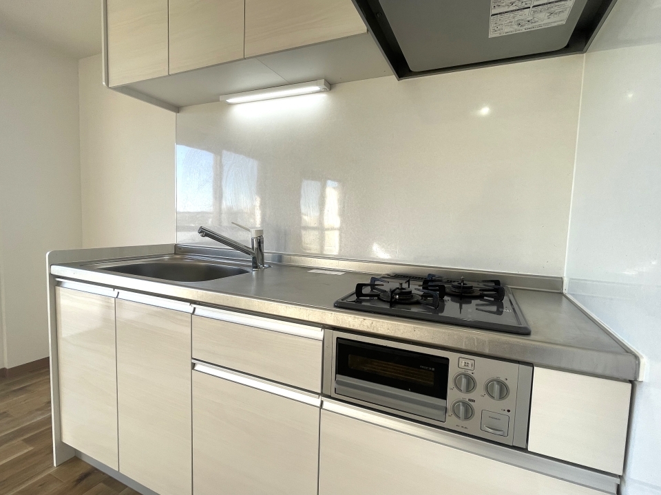 シンプルで広々としたキッチン