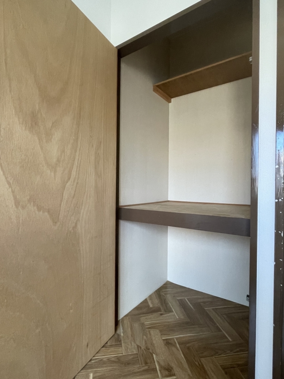 このお部屋にも収納♪