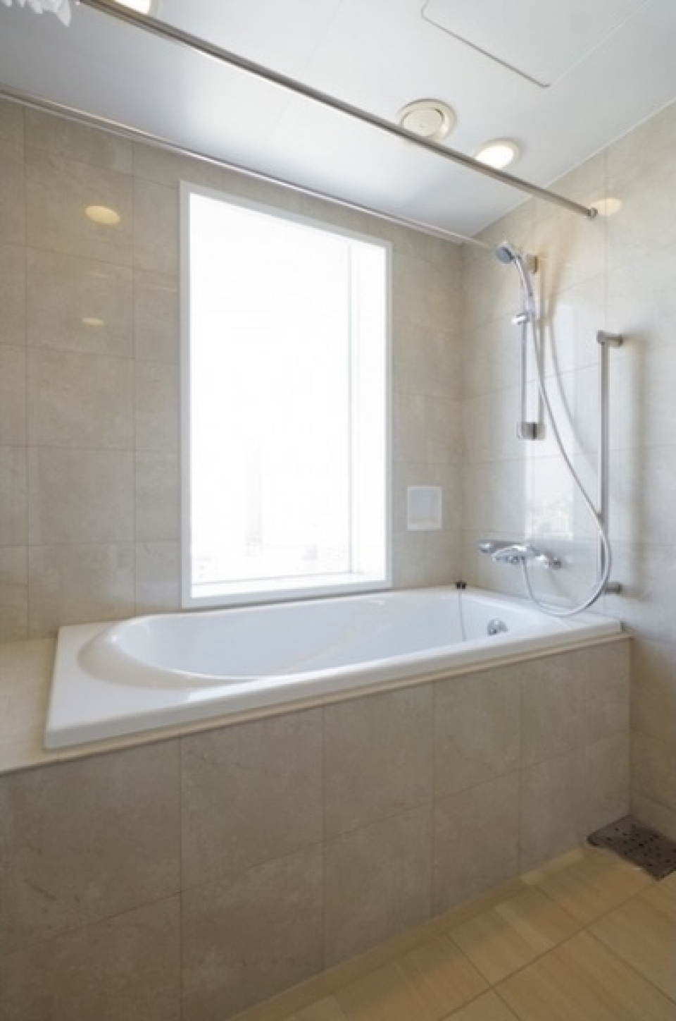 地上を見下ろしながら天空風呂。※画像はイメージです。